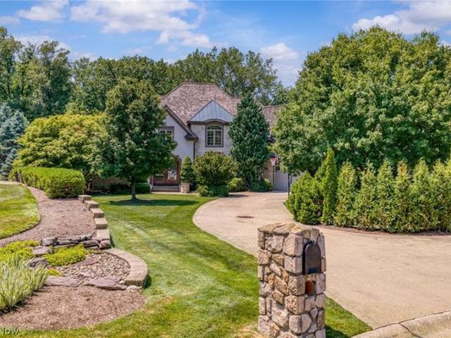 60 Hamlet Ct, Bratenahl, OH 44108