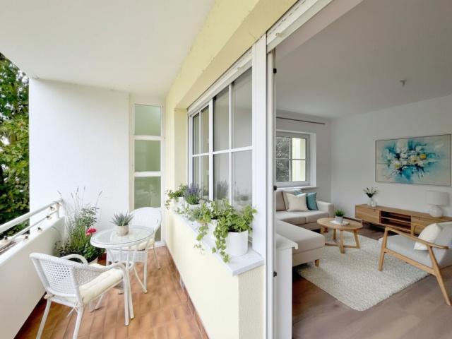 60qm ruhige 2Zi LOGGIA MIETE inkl. Parkplatz, großes Kellerabteil unmöbliert, aber mit Küche!