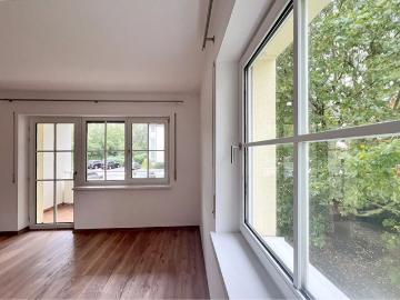 60qm ruhige 2Zi LOGGIA MIETE inkl. Parkplatz, großes Kellerabteil unmöbliert, aber mit Küche!