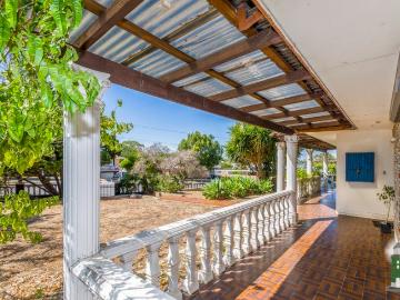 60s STYLE CLASSIC ON DEVELOPMENT BLOCK