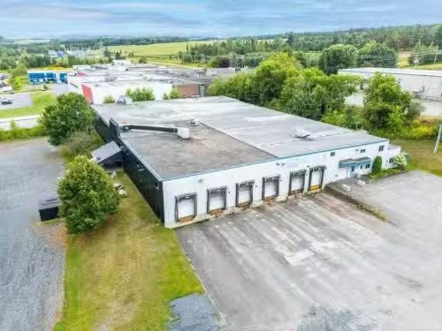 60Z Rue Sheard, Coaticook, QC, J1A 0B2 commercial for lease.