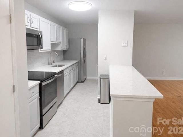 6106 Meadow Rose Ln, Charlotte, NC 28215