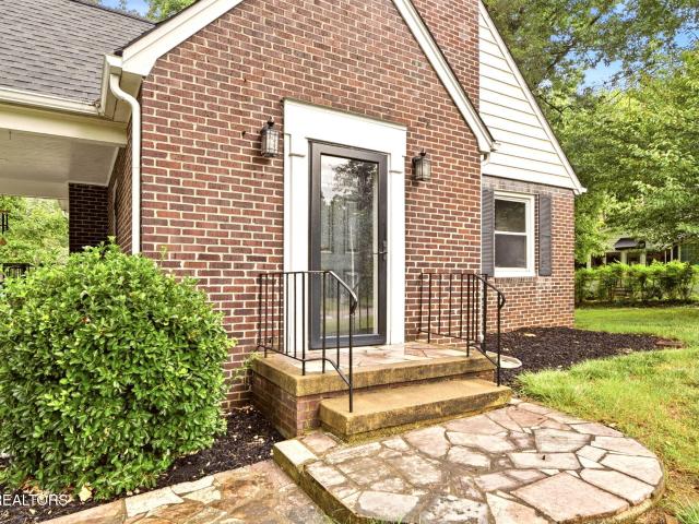 611 S Charles G Seivers Blvd