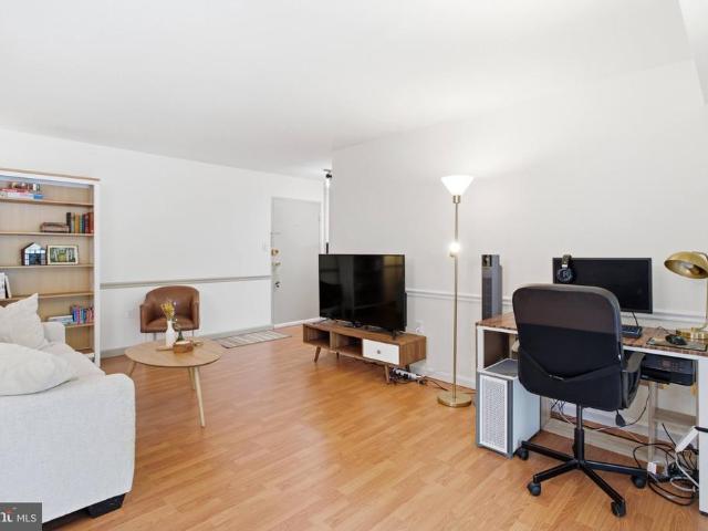 6135 Leesburg Pike # 206