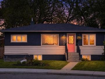 6132 33 Avenue Nw, Calgary, AB, T3B 2K5 house for sale | Listing ID A2320 | Royal LePage