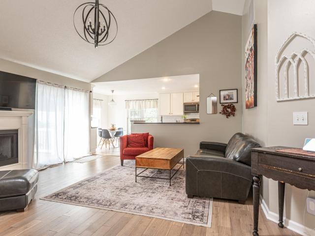 613 W Whitethorn Way