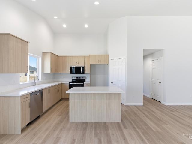 613 W Novak Dr