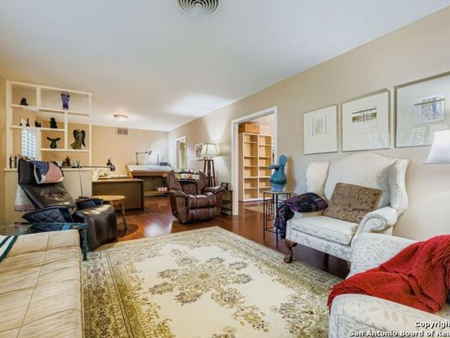 615 Cave Ln