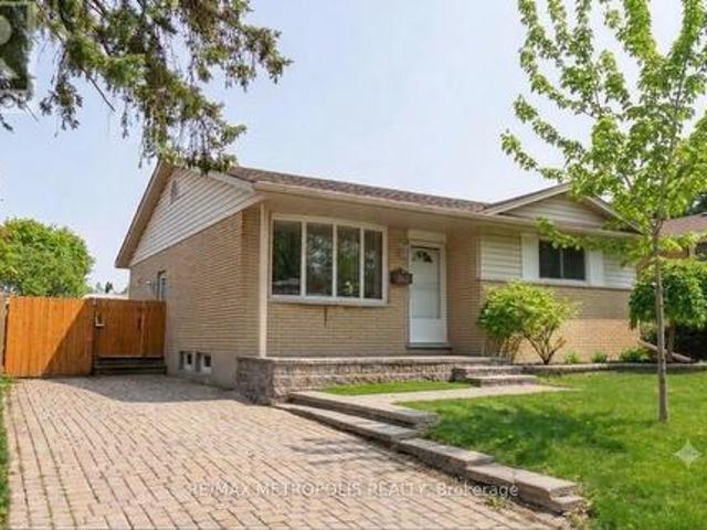 615 Dogwood Lane, Waterloo, ON, N2L 4Y2 house for sale | Listing ID X13640 | Royal LePage