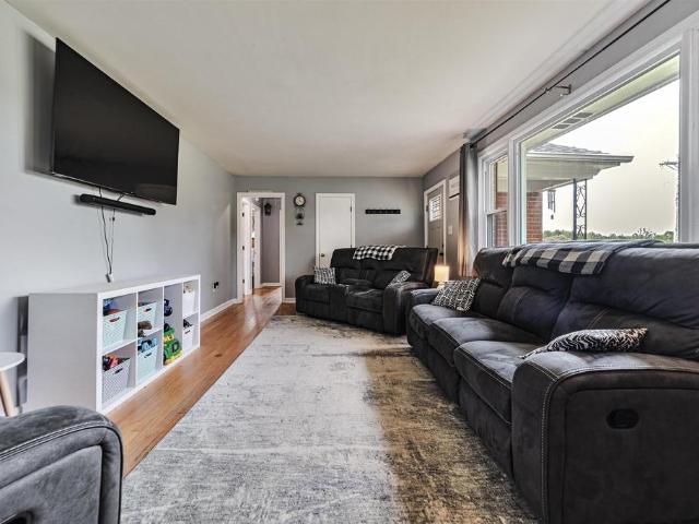 615 W Chapel Dr