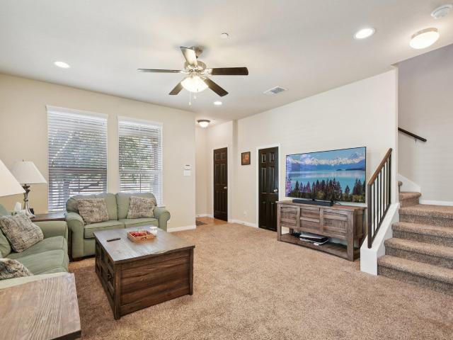 616 Lookout Tree Ln