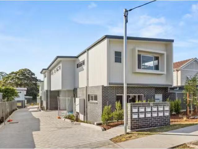 6/16 Robert Street, JESMOND Townhouse for rent Listed by Ben.