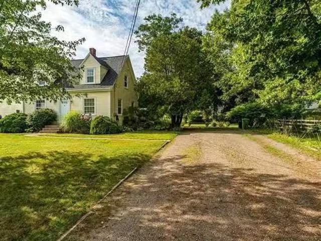 61 Connaught Avenue, Middleton, NS, B0S 1P0 house for sale.