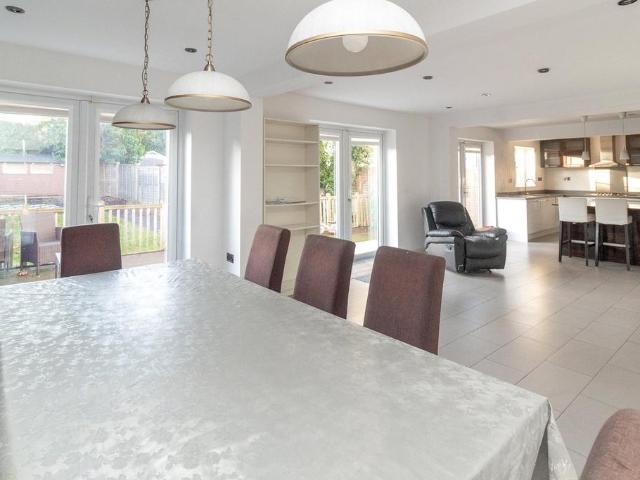 61 Edgwarebury Lane, London, HA8 8LS, United Kingdom | 4 bed duplex for rent #138851075 | Rentberry