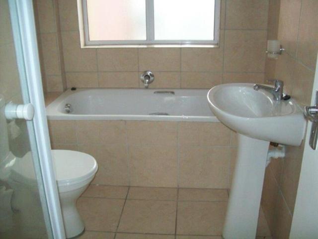 61 Royal Carlisle, 5 Turf Club Rd, Milnerton