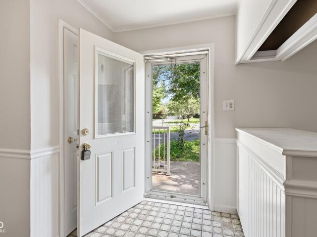 6246 N Rural