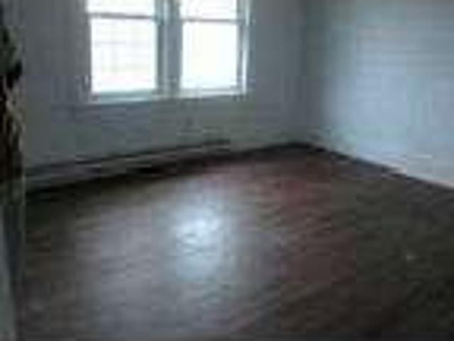 $625 / 4br Spacious duplex 2 bath includes w/d Lynchburg map 4br bedroom