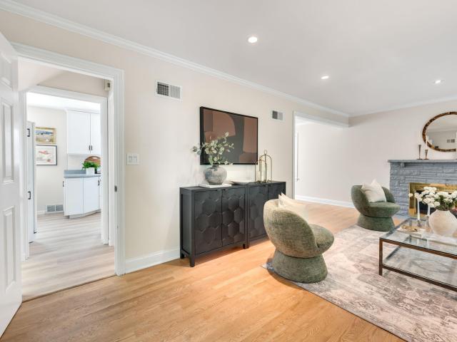 6261 N Bay Ridge Ave