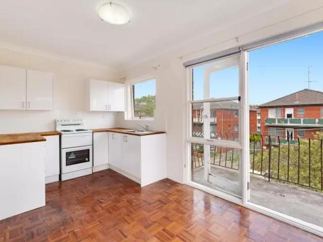 Apartment with 2 bedrooms, 1 bathroom & parking for 1 car