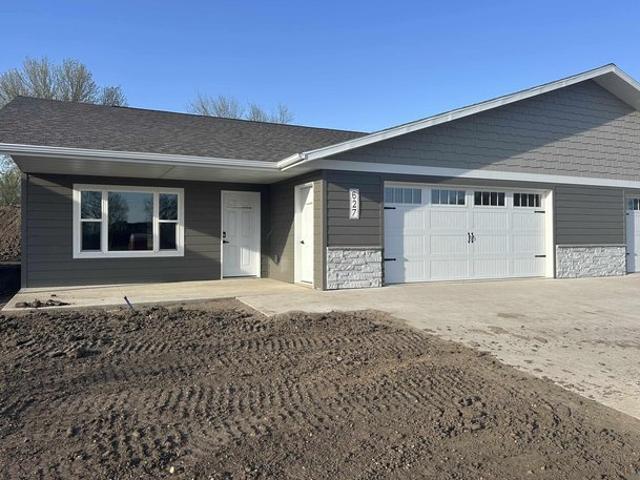 627 7th St, Sheldon, IA 51201