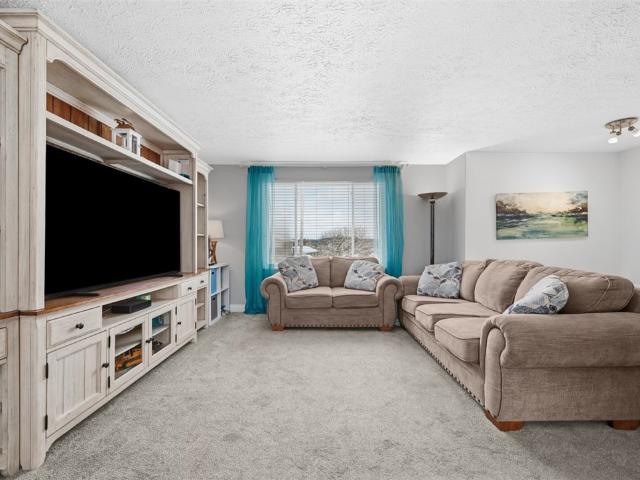 62 Greenleaf Dr
