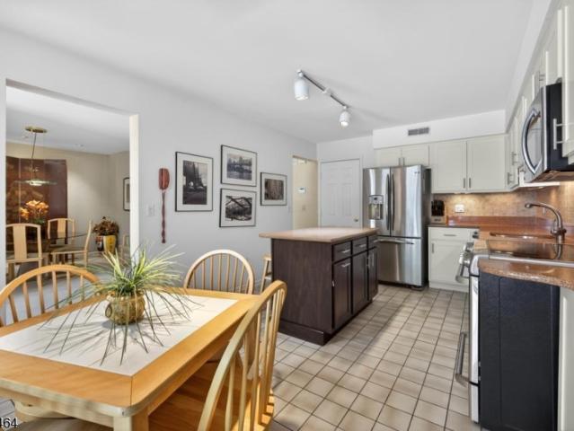 62 Manor Sq
