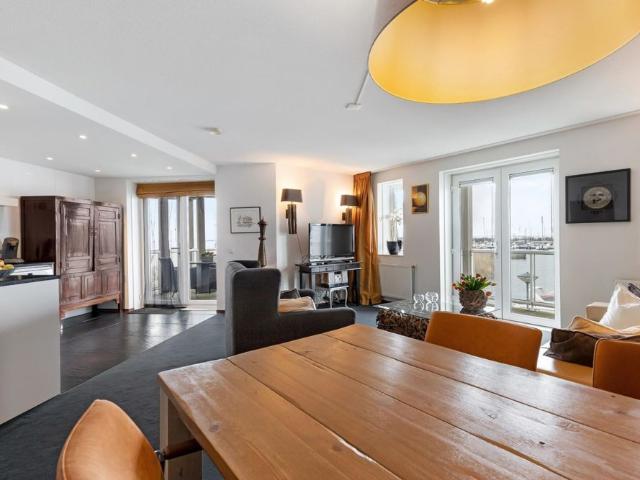 632L Elegant Waterfront Apartment w. Scenic Views