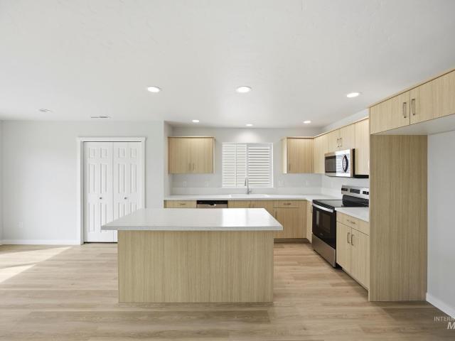 633 W Novak Dr
