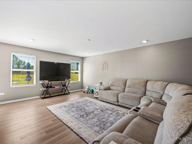 635 Cloverleaf Drive
