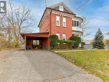 Preston, Cambridge, Ontario - Patio, Parking