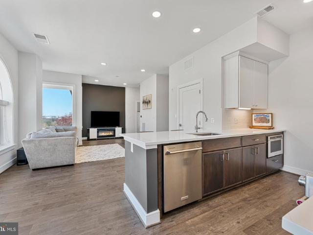 635 Slaters Lane # 405