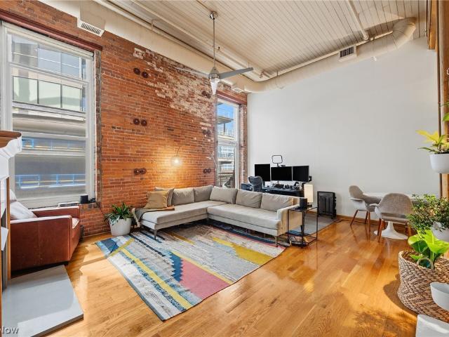 635 W Lakeside Avenue 402