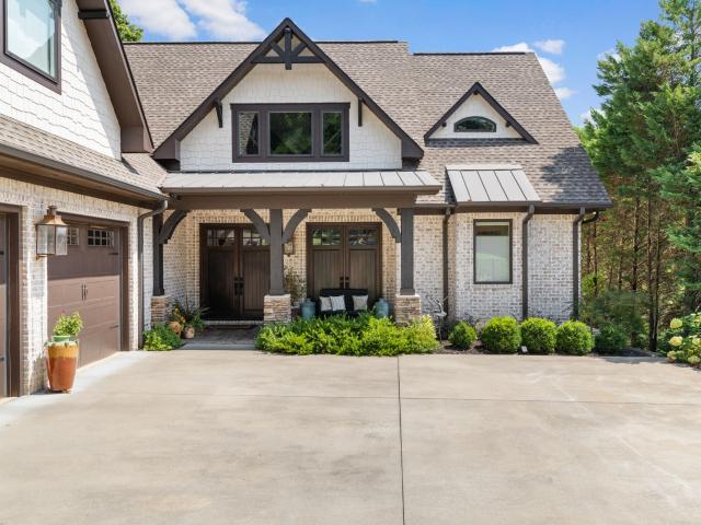 638 Pinegrove Dr