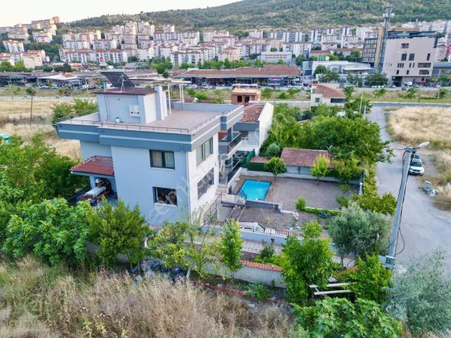 642 M2 Arsa İçinde Özel Havuzlu Teraslı 6+1 Satılık Lüks Villa