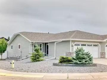 Innisfail, Alberta - Office room, Gym, Parking