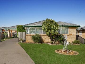 645SQM OF LAND | BRICK HOME