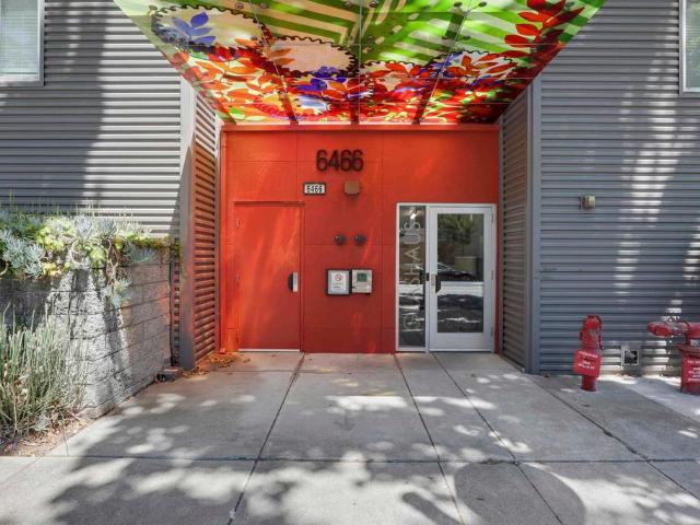 6466 Hollis St, 2 beds, 3 full baths