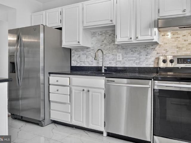 6484 Fenestra Court