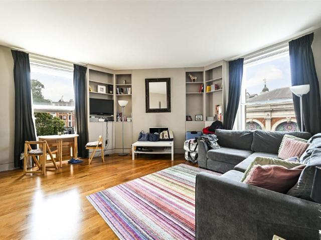 64 West Smithfield, London EC1A 1 bed apartment to rent £2,500 pcm £577 pw