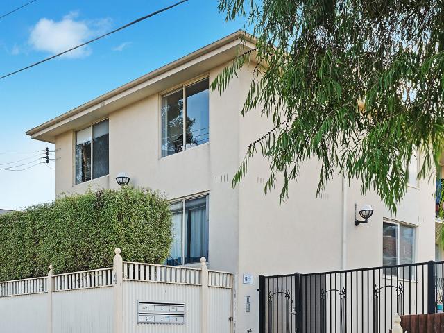 6/4 Irvine Crescent, Brunswick West