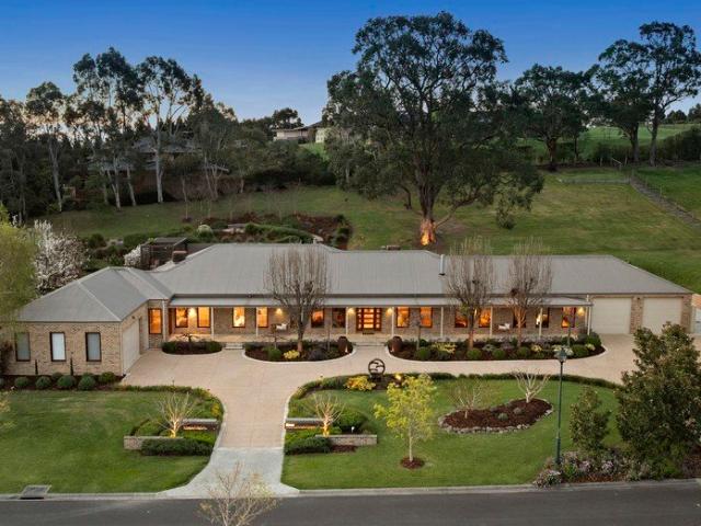 64 Squares of Luxury Living in Premier Setting
