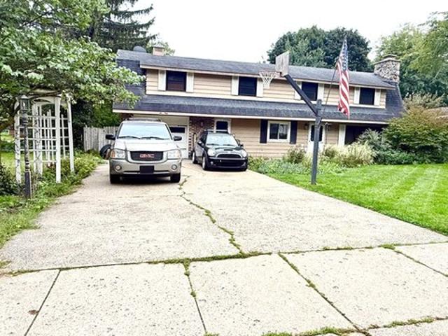 650 1st St, Lake Odessa, MI 48849