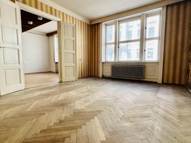 650m zur U2&U3 sanierungsbedürftige Altbauwohnung Mezzanin mit Balkon & Lift