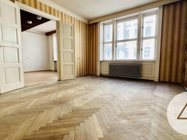 650m zur U2&U3 sanierungsbedürftige Altbauwohnung Mezzanin mit Balkon & Lift