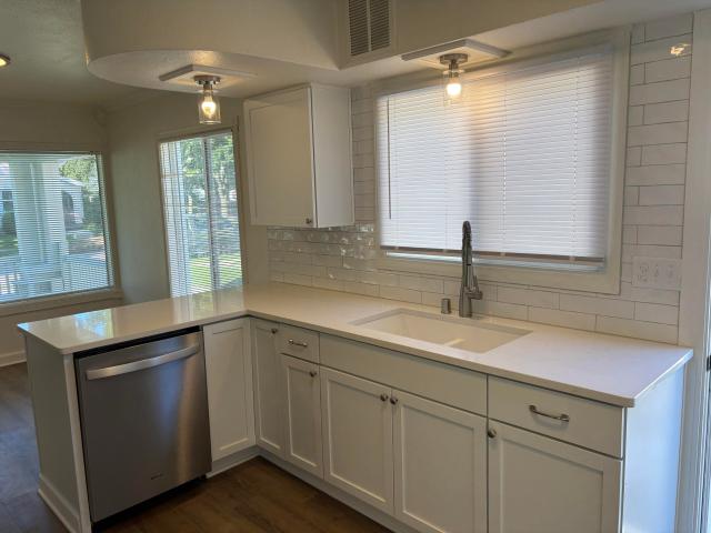655 S Oak Park Ct