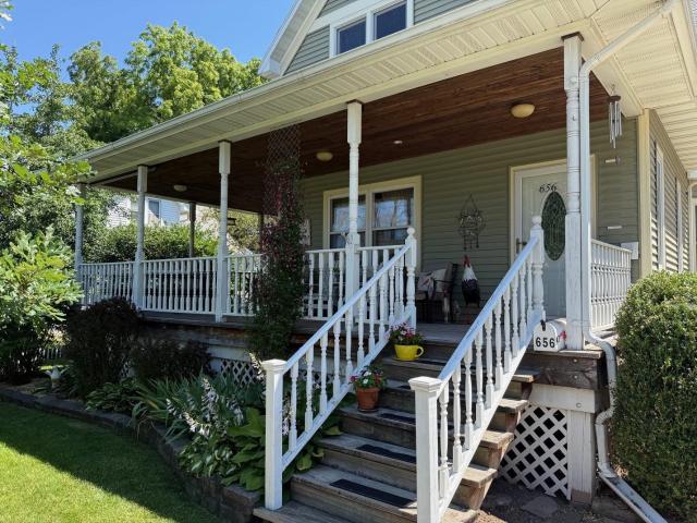 656 OAK Street