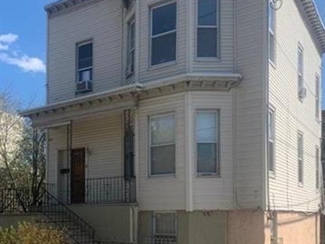 65 Paterson Ave, 2 beds, 1 full bath