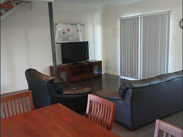 6/5 Rowan St partially furnished apartment