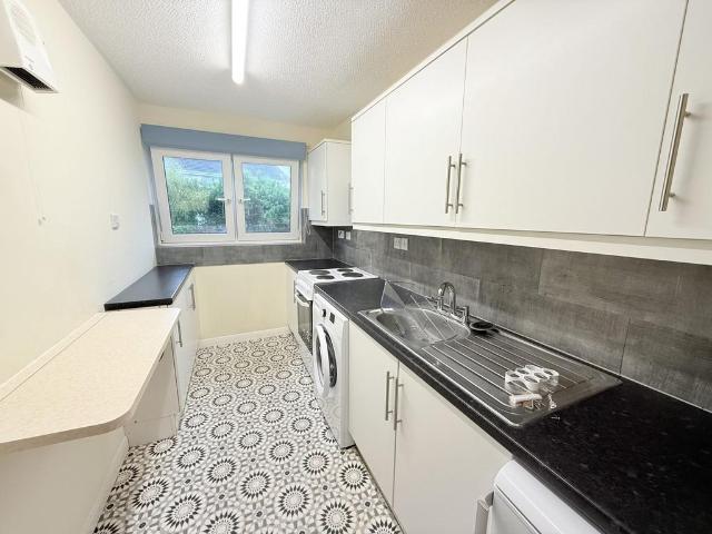 65 Rowanbank Avenue, Dumfries, DG1 4NB 1 bed flat to rent £575 pcm £133 pw