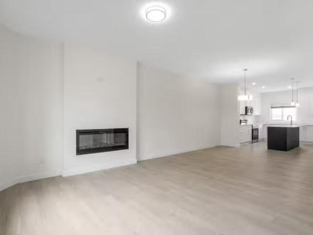 6637 46 Avenue MAIN 2 6639 46 Ave